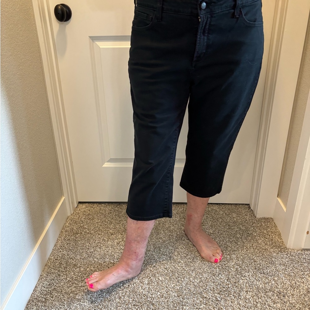 🌼🌼🌼NYDJ-Women's Black crop jeans silver on back pockets Size 14w🌼🌼🌼